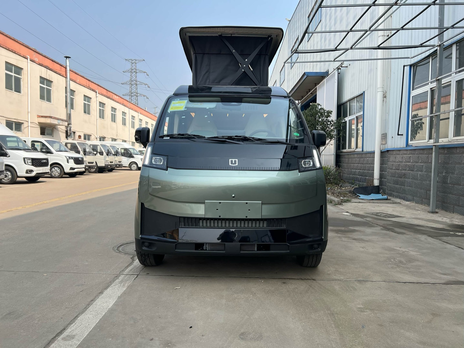 Farizon V7E EV с поднятой крышей, вид спереди
