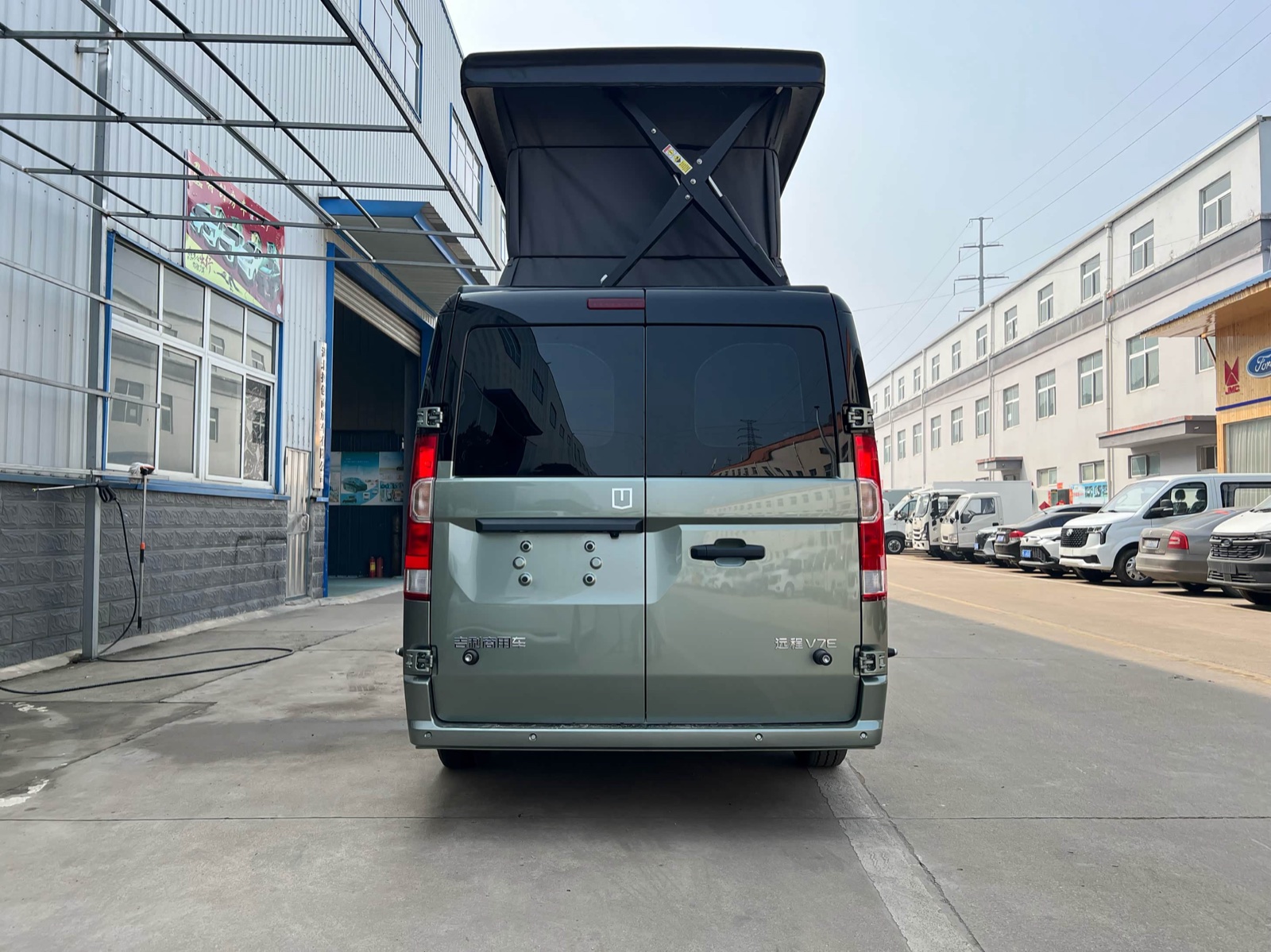 Farizon V7E EV с поднятой крышей, вид сзади