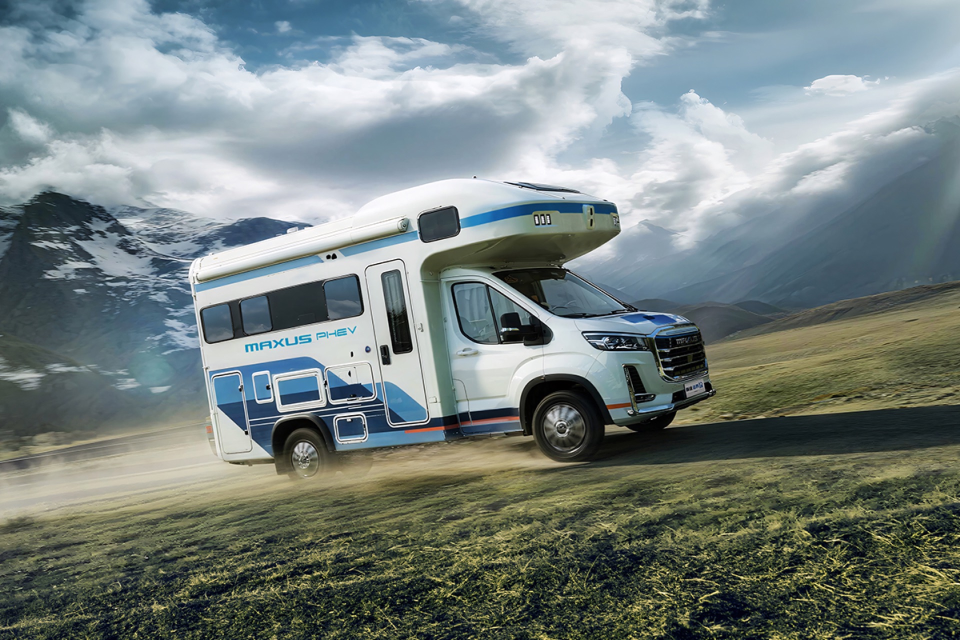 SAIC Maxus Life Home PHEV в горном пейзаже