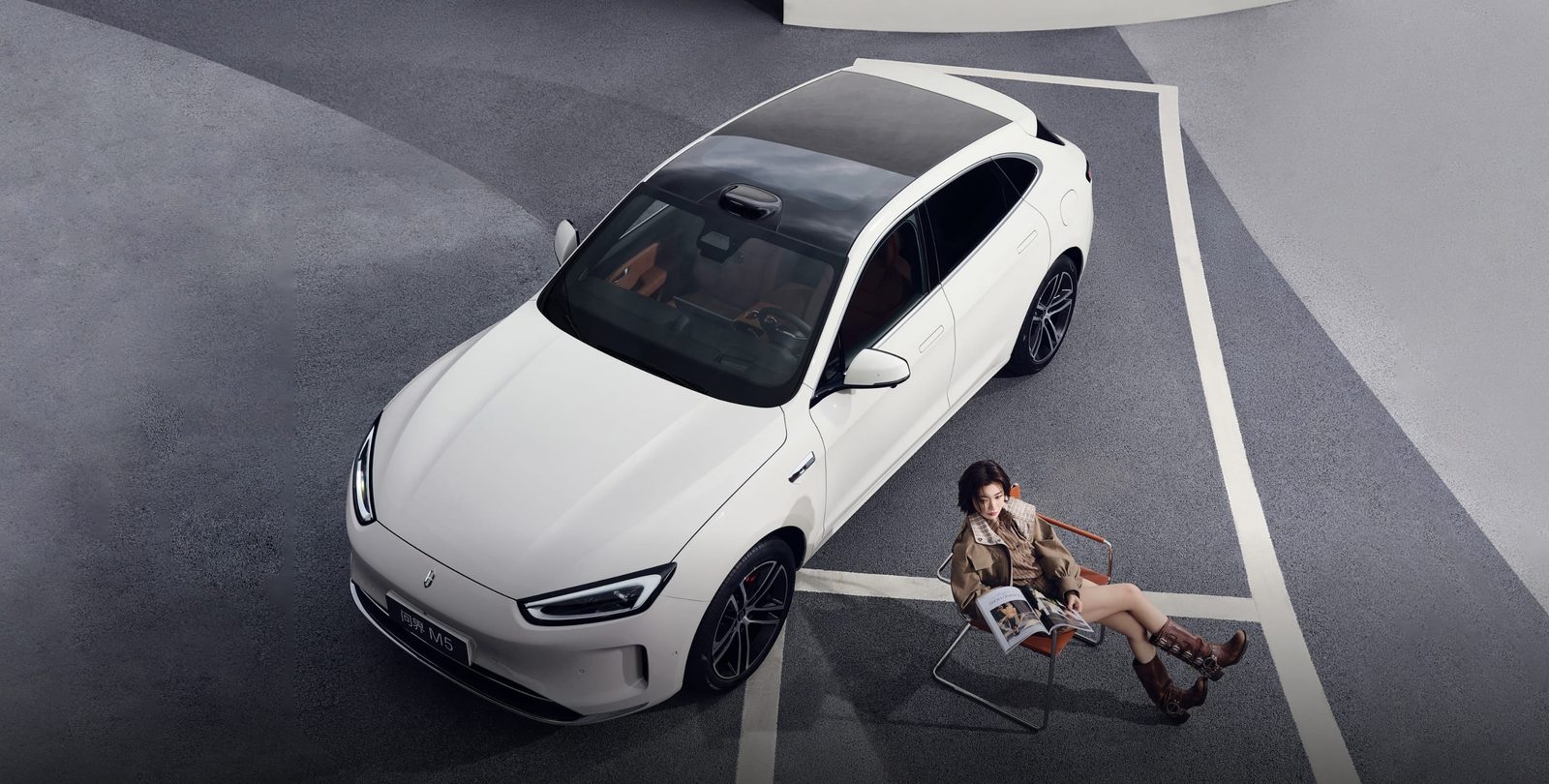 AITO M5 EREV 2025 — экстерьер, overhead white, рынок AITO M5 new family / M5 EREV visual proxy