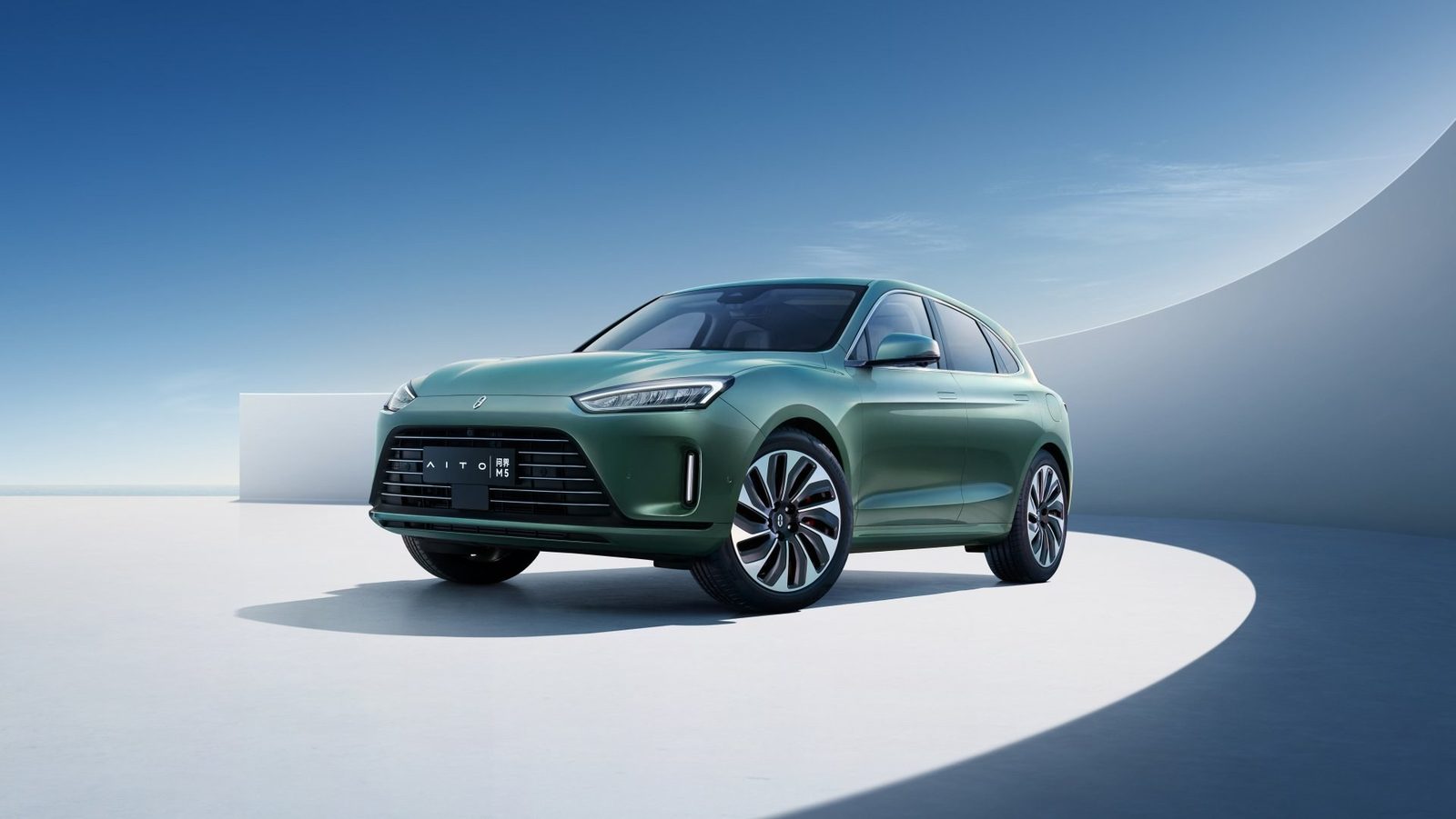 AITO M5 EV 2025 — главное фото модели, экстерьер, вид сбоку, рынок internal_mvp
