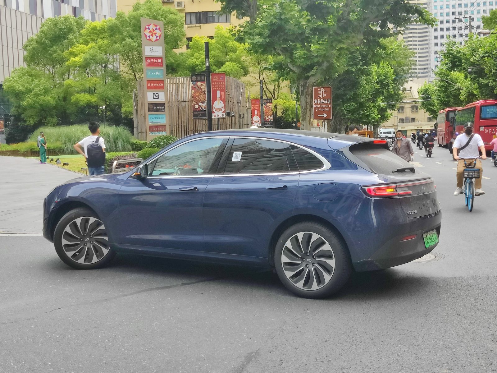 AITO M5 EV 2025 — экстерьер, вид спереди 3/4, рынок China/Europe/import