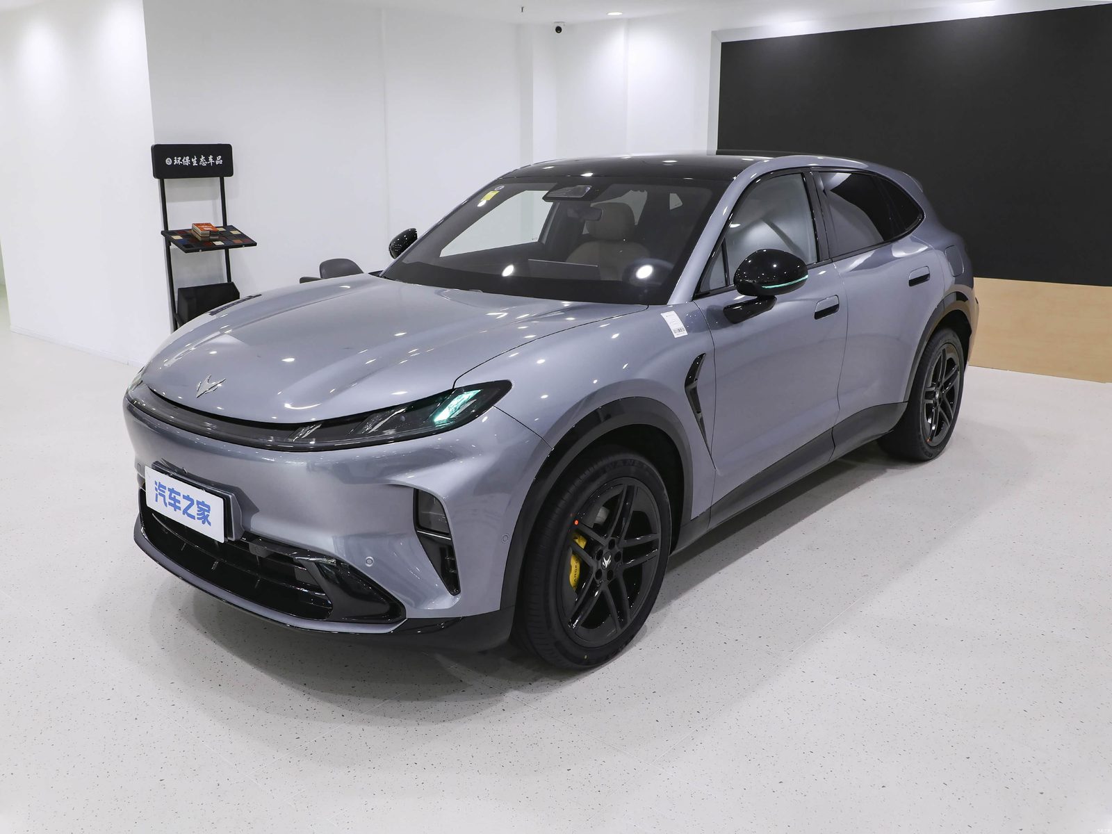 Arcfox Alpha T7 EV / EREV 2026 — главное фото модели, экстерьер, вид спереди 3/4, рынок China announcement