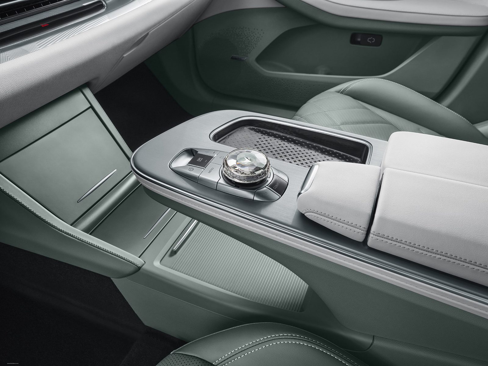 Arcfox Alpha S 2025 — интерьер, center console, рынок internal_mvp