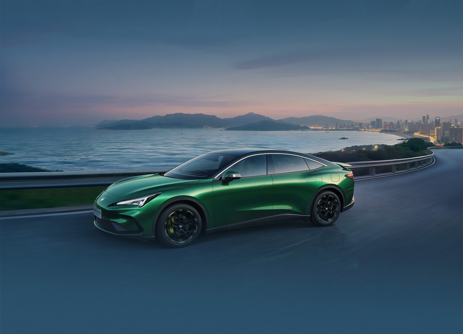 Arcfox Alpha S5 EV 2026 — экстерьер, front 3q road, рынок China