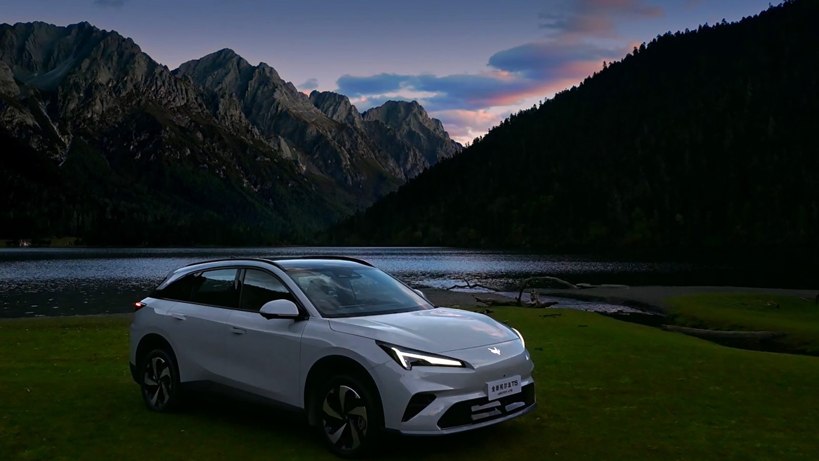 Arcfox Alpha T5 EREV 2025 — главное фото модели, экстерьер, front 3q scenic, рынок internal_mvp