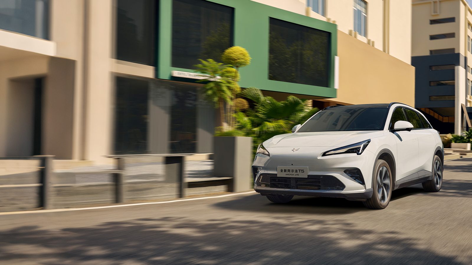 Arcfox Alpha T5 EV 2025 — главное фото модели, экстерьер, front 3q driving, рынок internal_mvp