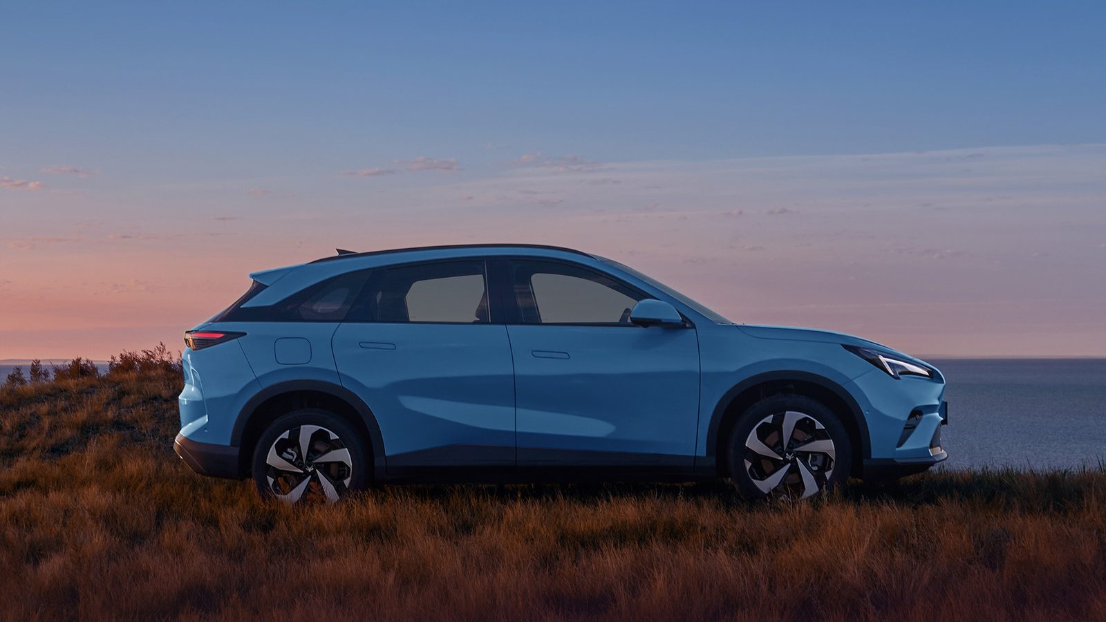 Arcfox Alpha T5 EV 2025 — экстерьер, side profile, рынок internal_mvp