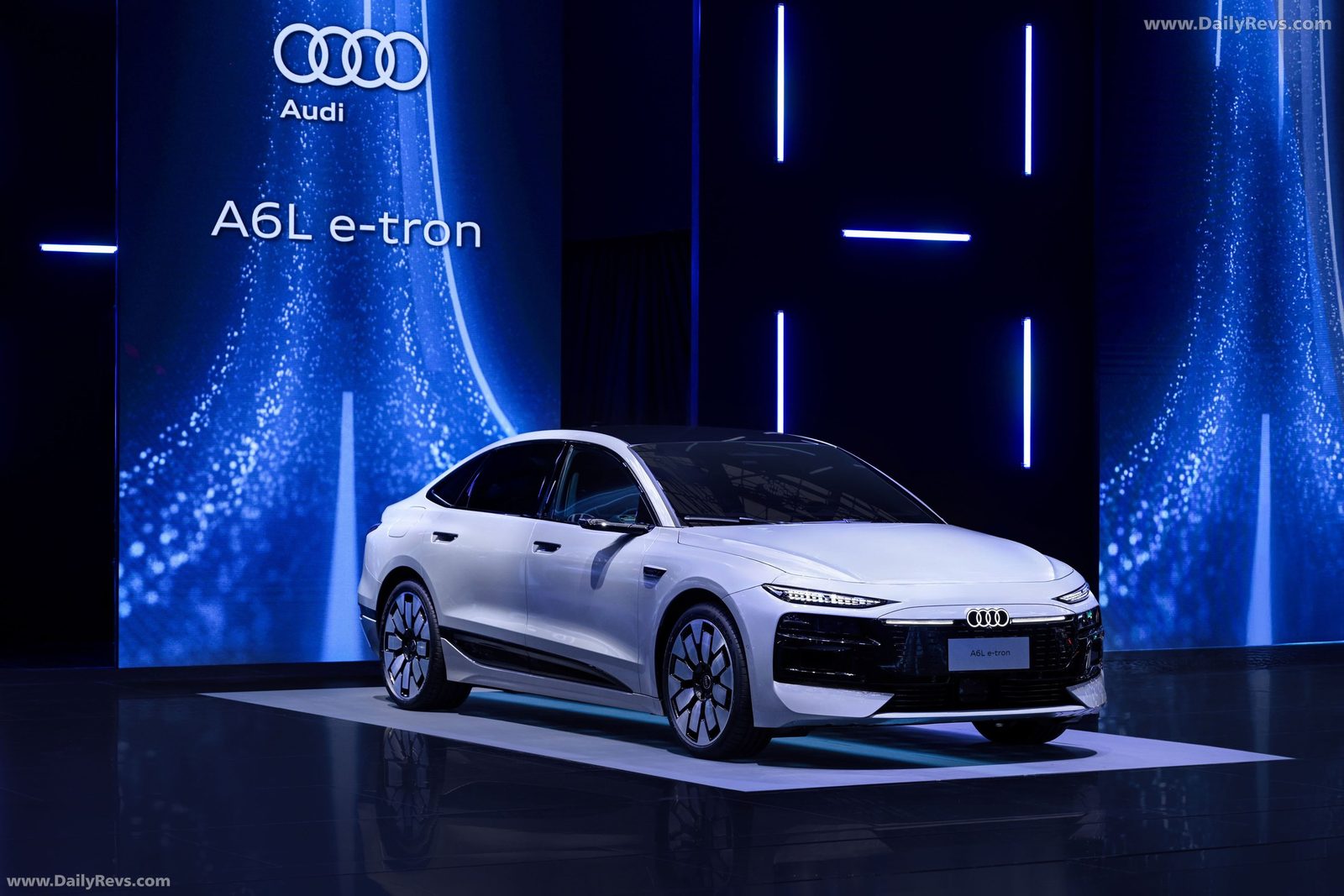 Audi A6L e-tron China 2025 — главное фото модели, экстерьер, вид спереди 3/4, рынок China