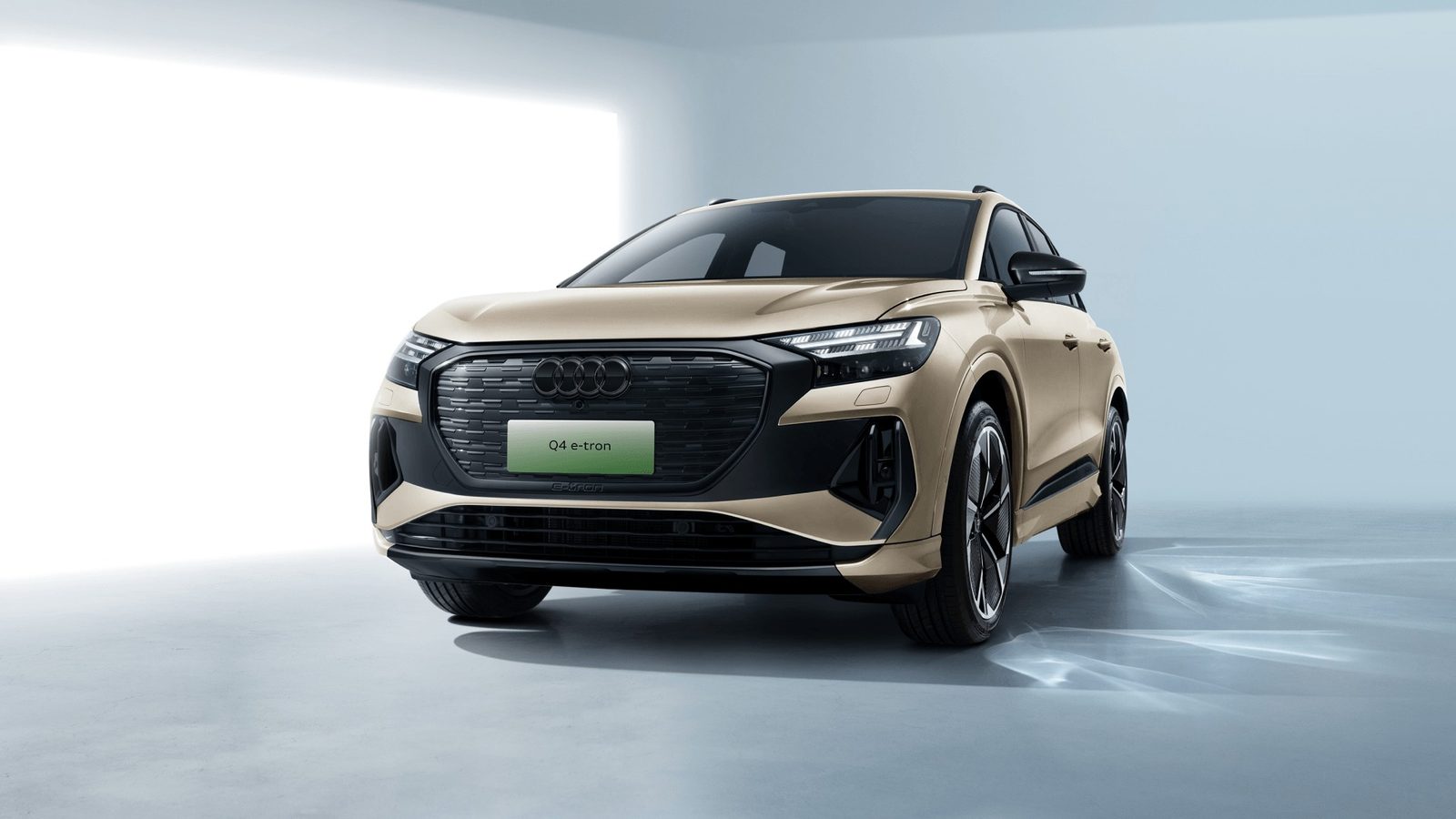 Audi Q4 e-tron China 2022 — экстерьер, front 3q gold, рынок China / official family reference
