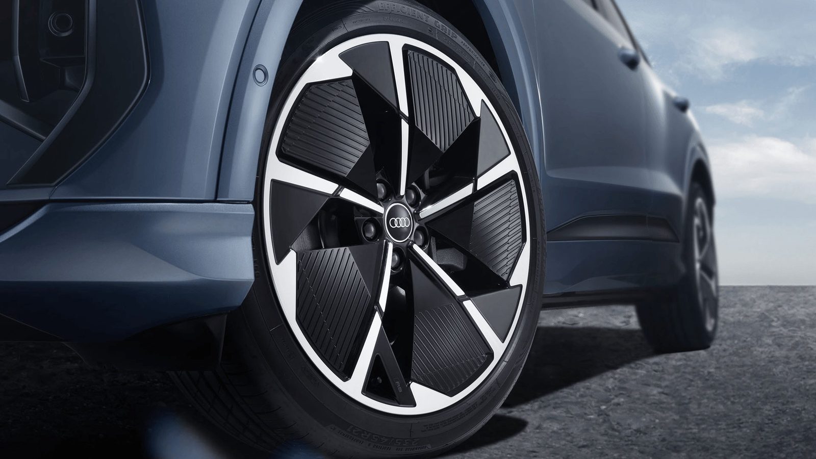 Audi Q4 e-tron China 2022 — экстерьер, wheel detail, рынок China / official family reference