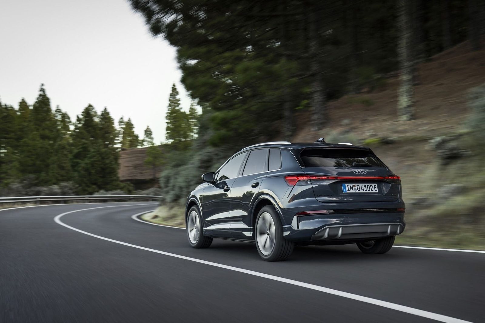 Audi Q4 e-tron China 2022 — экстерьер, rear 3q driving, рынок China / official family reference
