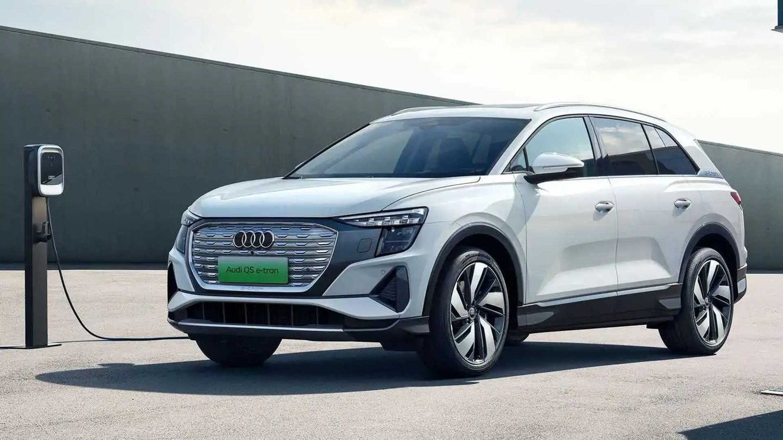 Audi Q5 e-tron China 2022 — экстерьер, front 3q charging white, рынок internal_mvp
