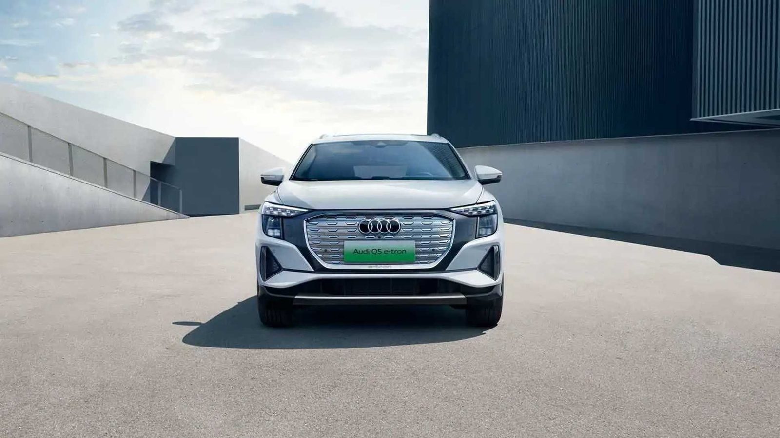 Audi Q5 e-tron China 2022 — экстерьер, front straight white, рынок internal_mvp
