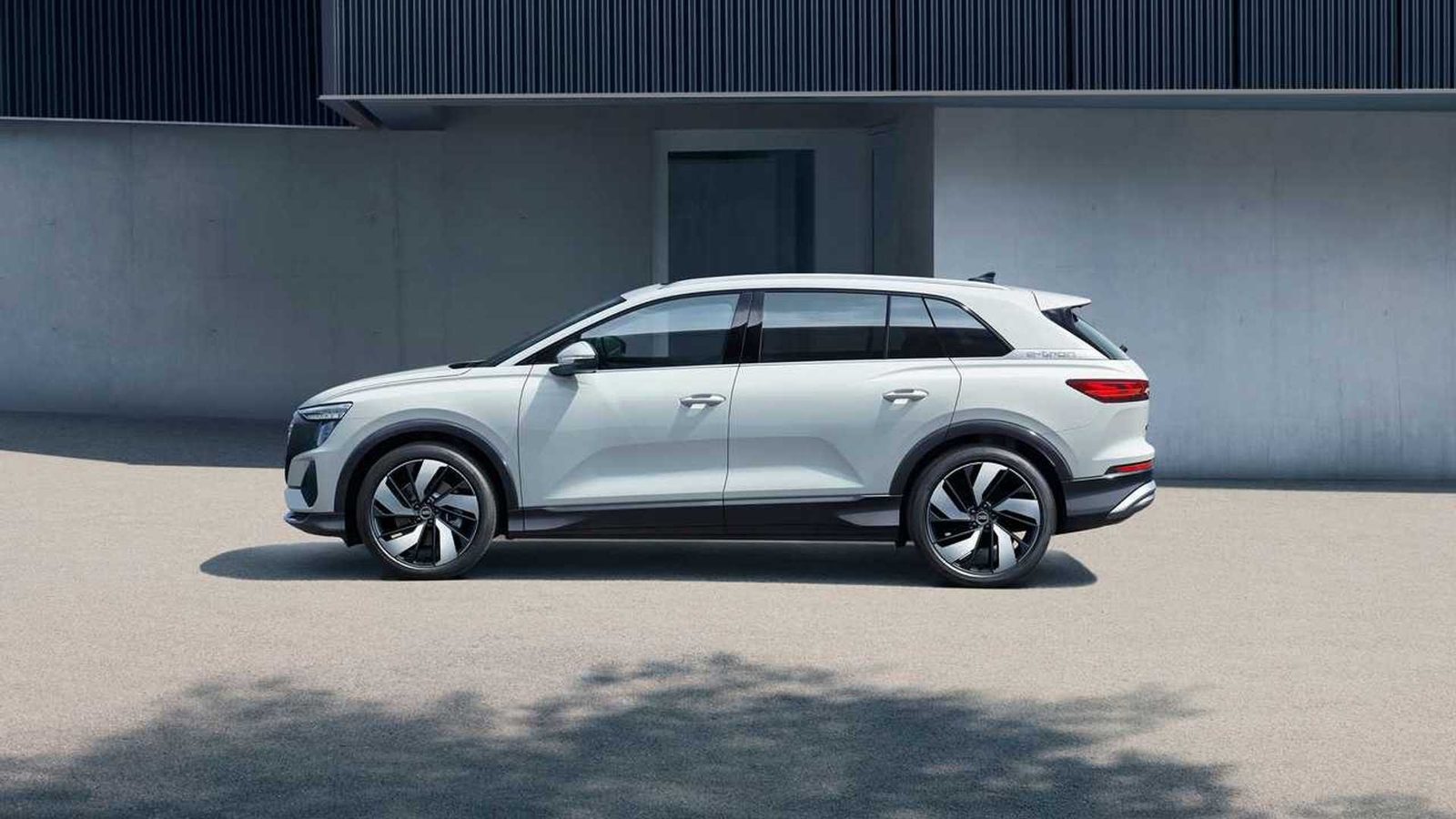 Audi Q5 e-tron China 2022 — экстерьер, side profile white, рынок internal_mvp