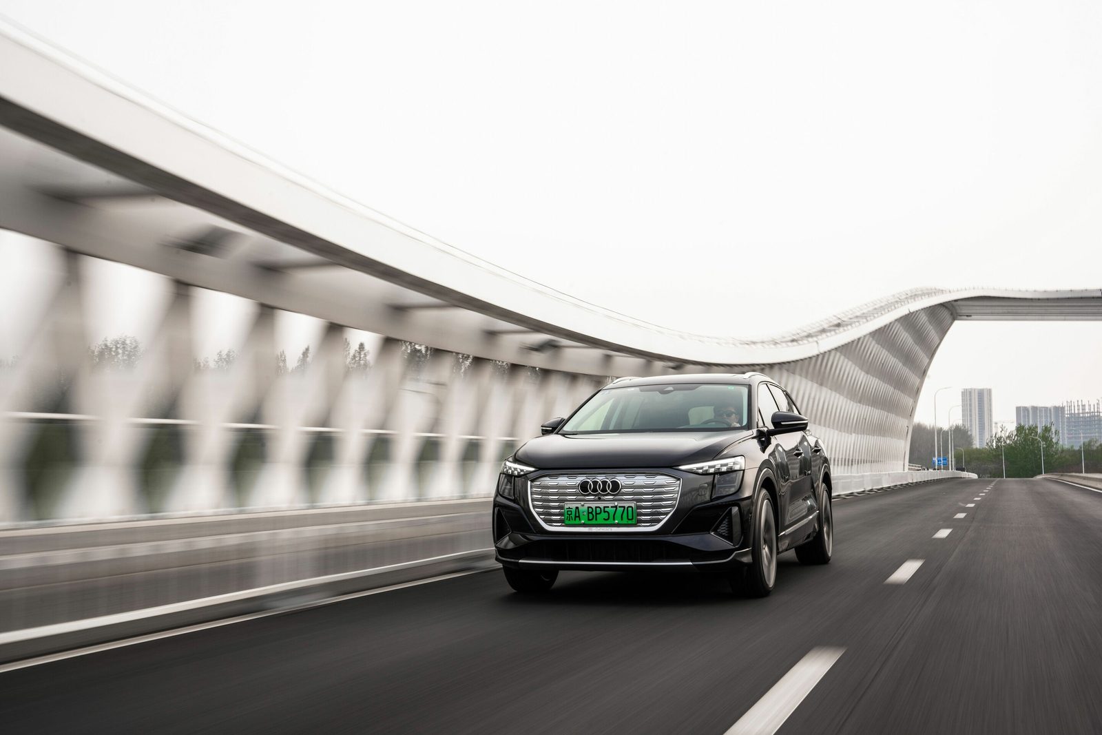 Audi Q5 e-tron China 2022 — экстерьер, front 3q beijing street driving, рынок internal_mvp