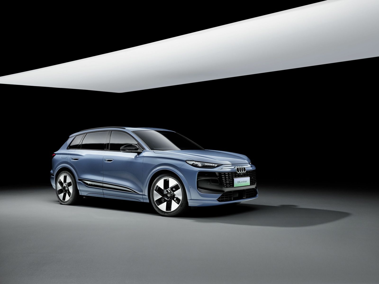Audi Q6L e-tron China 2025 — главное фото модели, экстерьер, вид сбоку, рынок internal_mvp