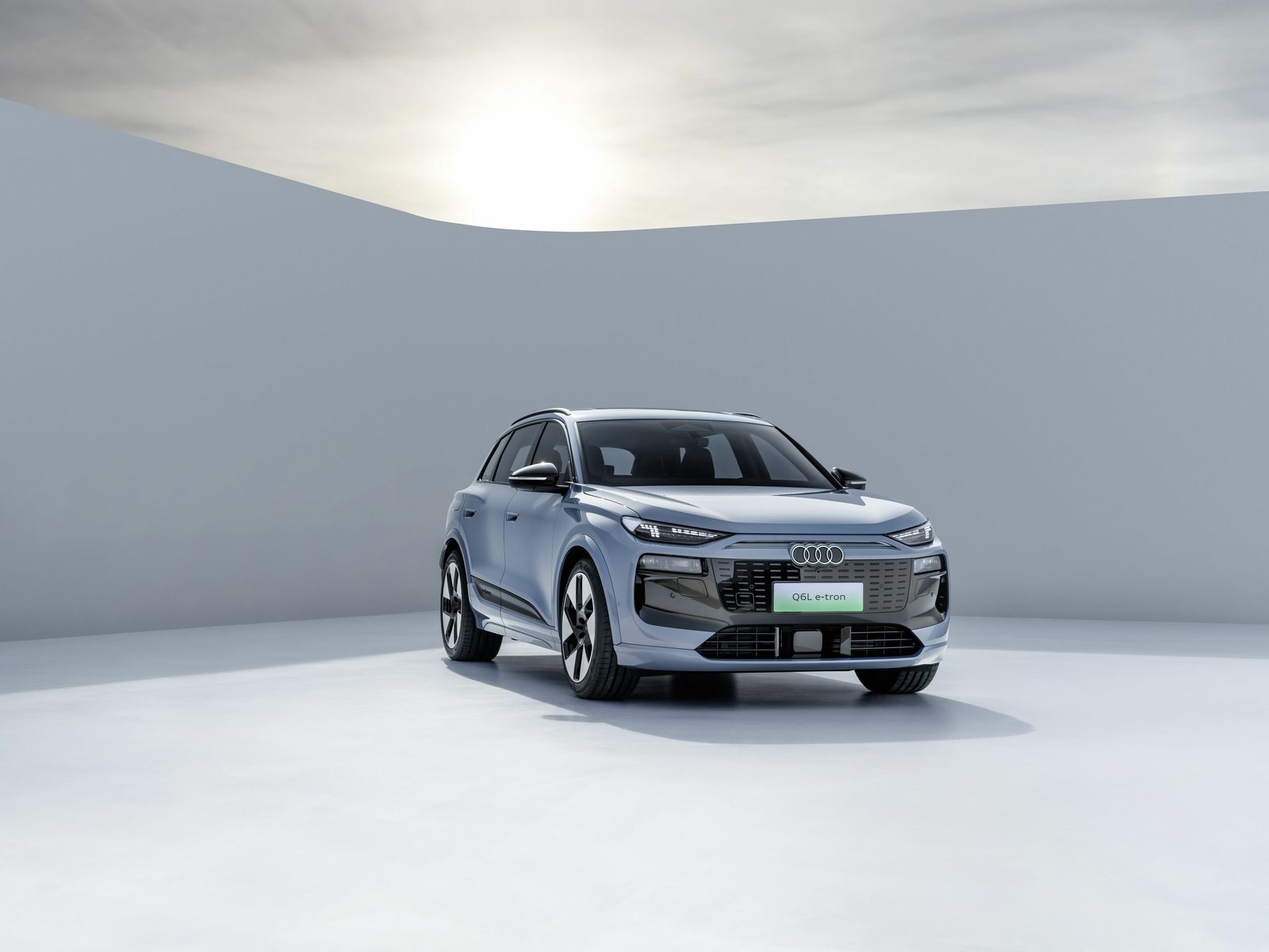 Audi Q6L e-tron China 2025 — экстерьер, вид спереди 3/4, рынок internal_mvp