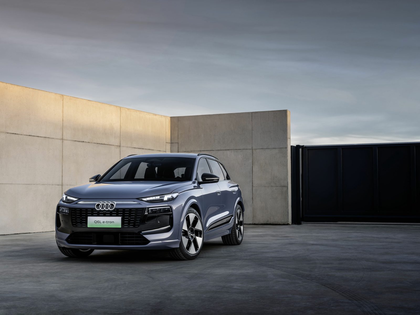 Audi Q6L e-tron China 2025 — экстерьер, вид спереди 3/4, рынок China