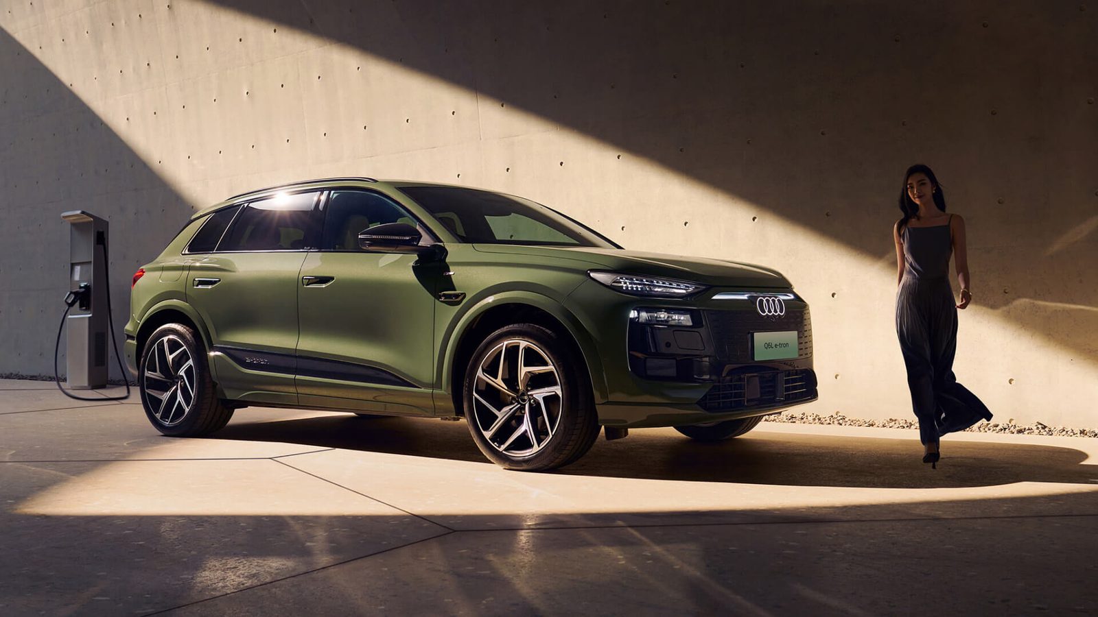 Audi Q6L e-tron China 2025 — экстерьер, charging scene, рынок China