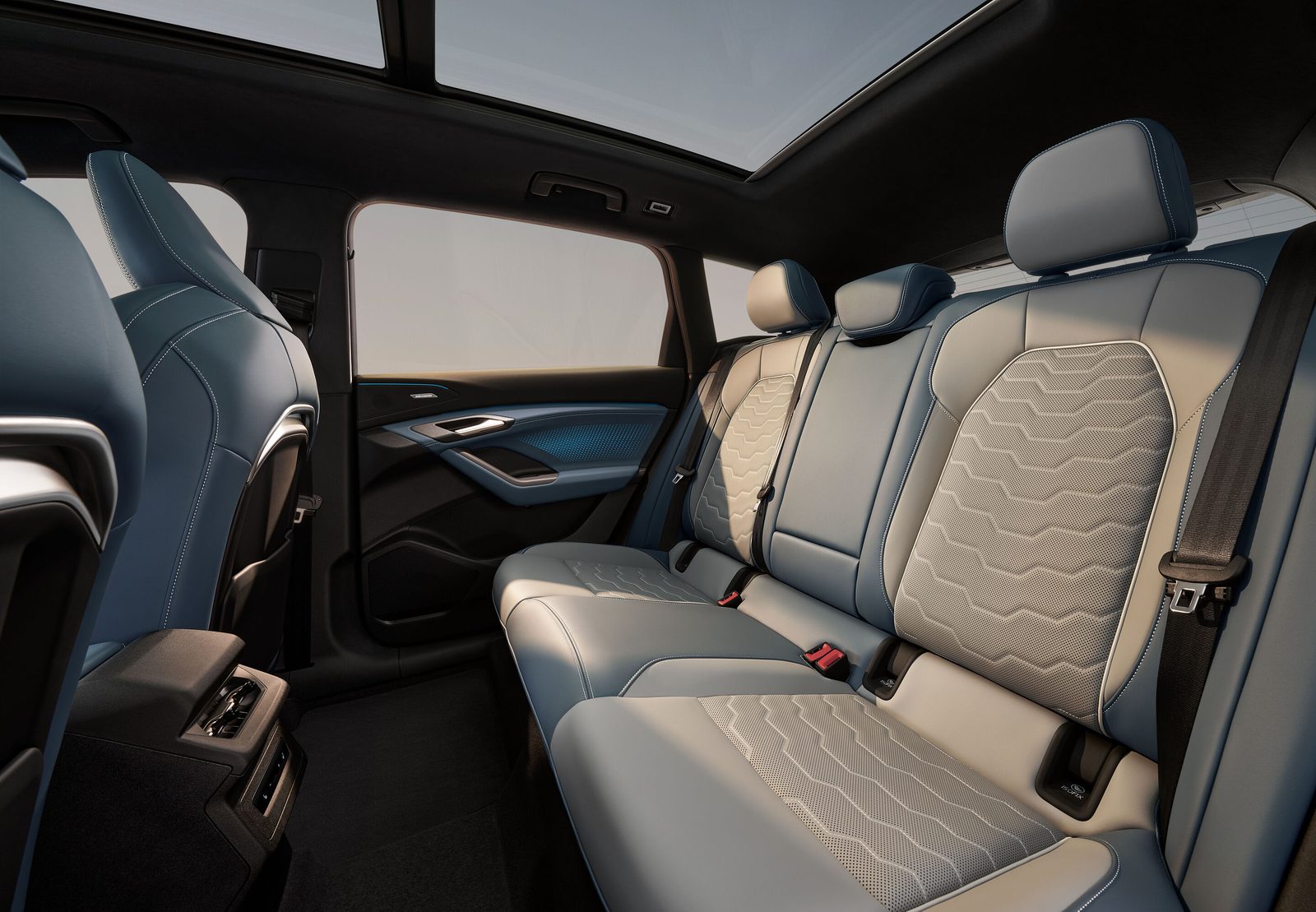 Audi Q6L e-tron China 2025 — главное фото модели, интерьер, второй ряд сидений, рынок China