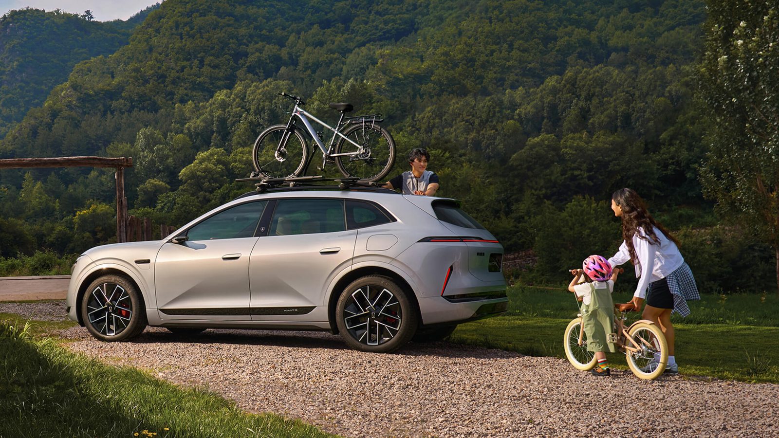 Avatr 07L EV 2026 — экстерьер, roof rack lifestyle, рынок China pre-sale reference