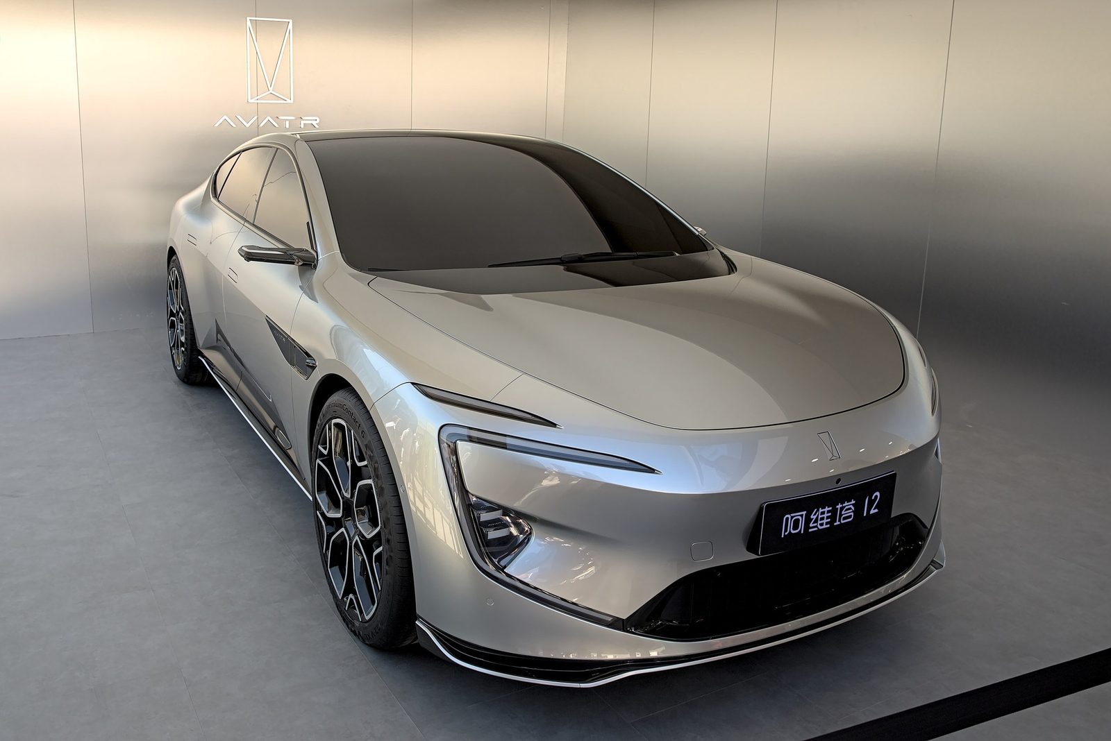Avatr 12 EREV 2026 — экстерьер, вид сзади 3/4, рынок China/Europe/import