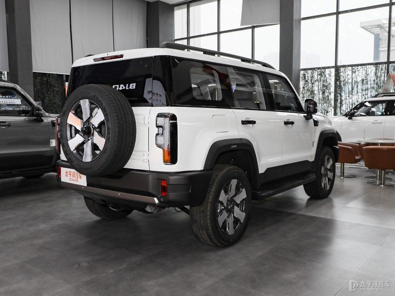 BAIC / Beijing BJ40e EREV 2025 — экстерьер, вид сзади 3/4
