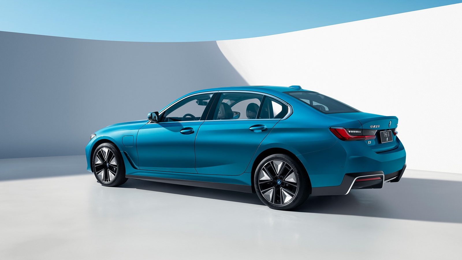BMW i3 China 2026 — главное фото модели, экстерьер, вид спереди 3/4, рынок internal_mvp