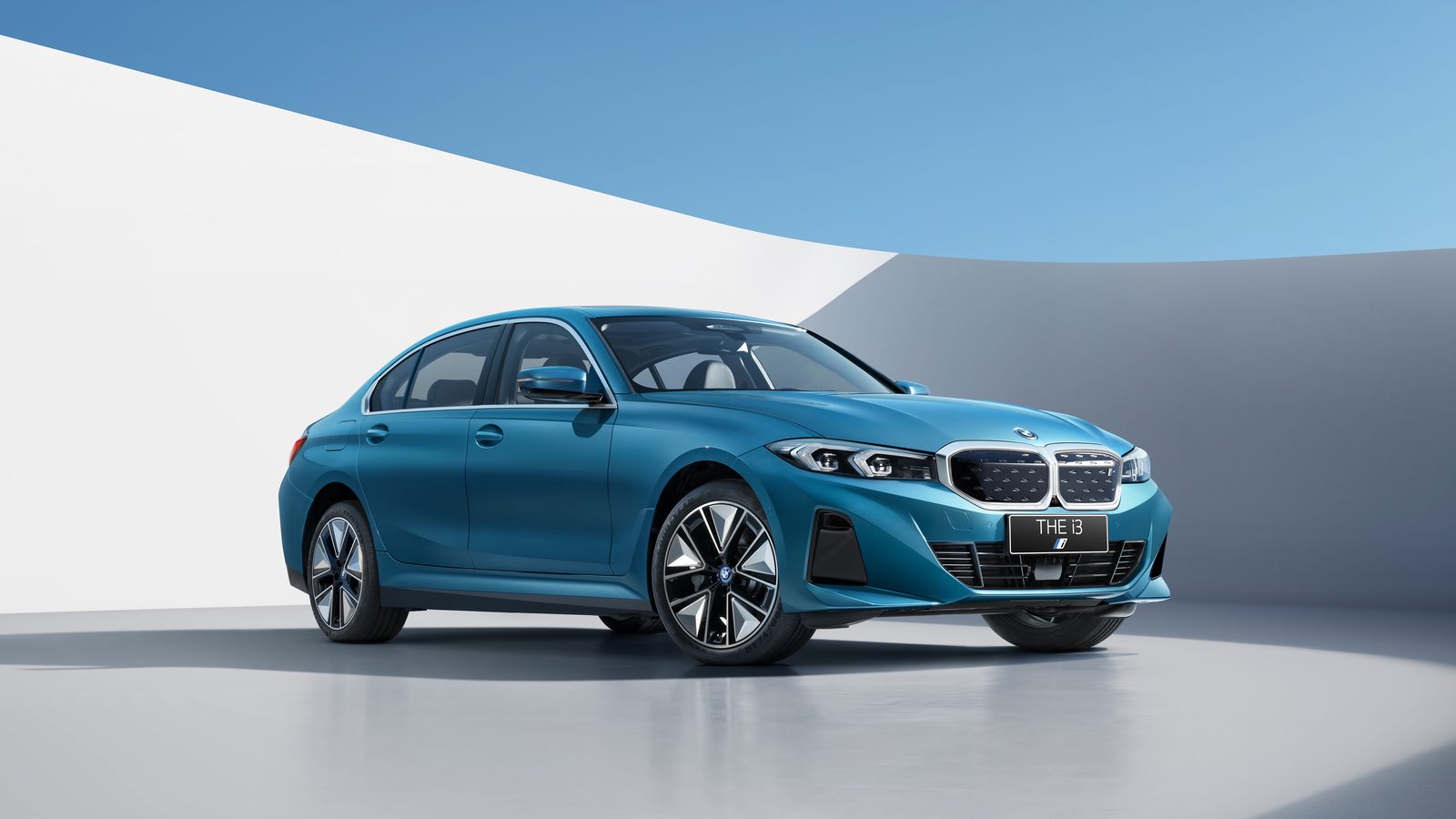 BMW i3 China 2022 — экстерьер, front dynamic, рынок China OEM