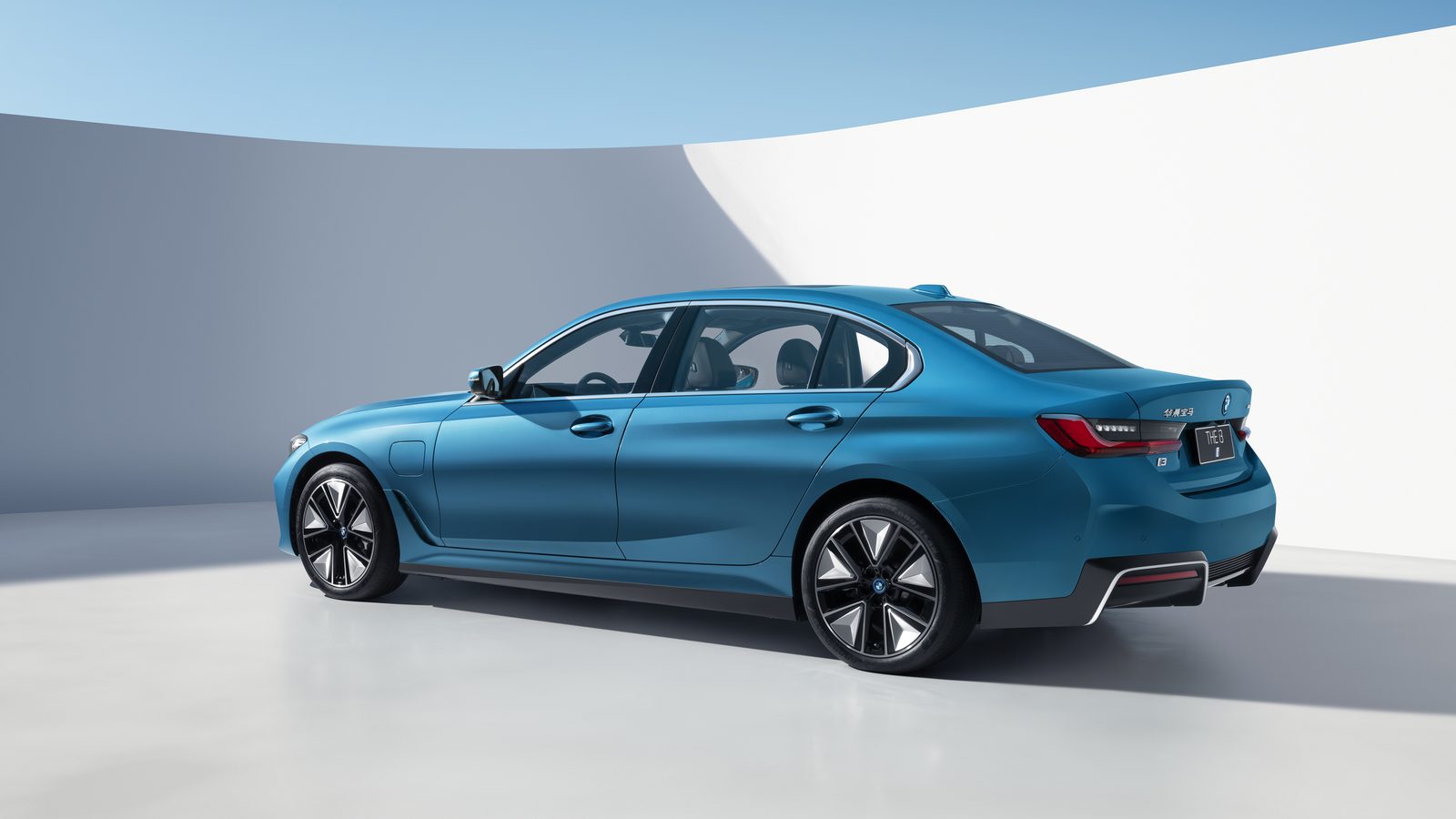 BMW i3 China 2022 — экстерьер, вид сбоку, рынок China OEM