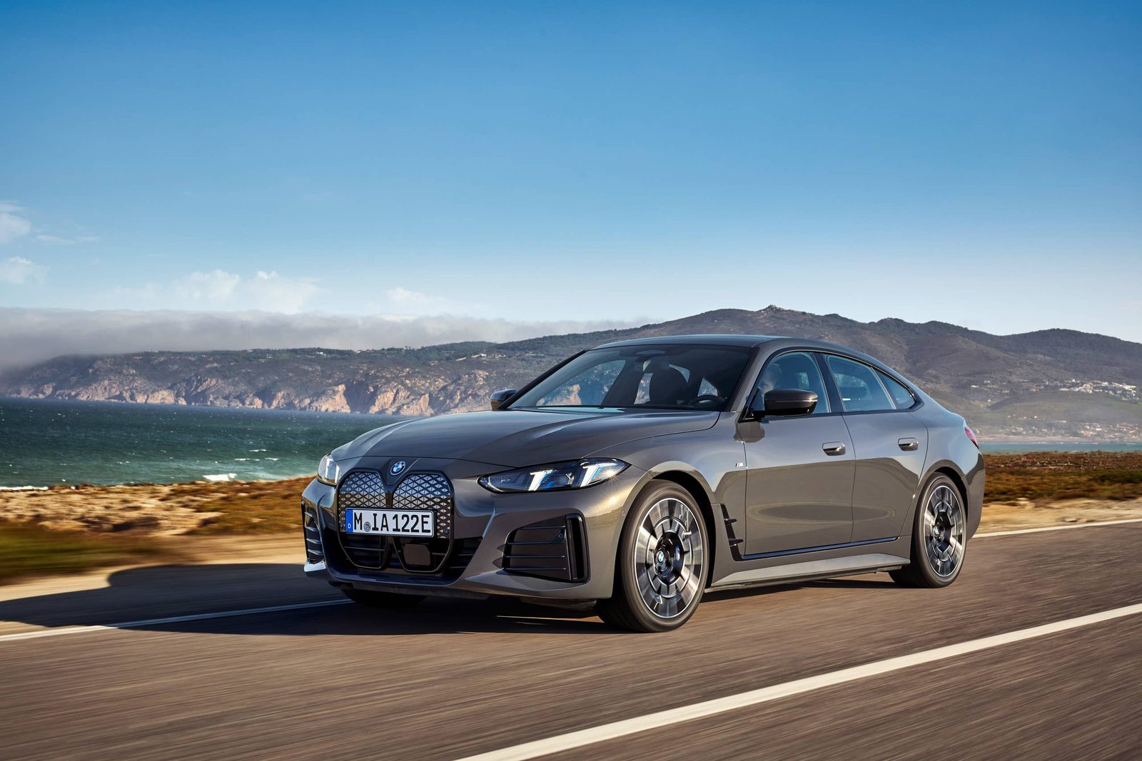 BMW i4 China 2025 — главное фото модели, экстерьер, вид спереди 3/4, рынок internal_mvp