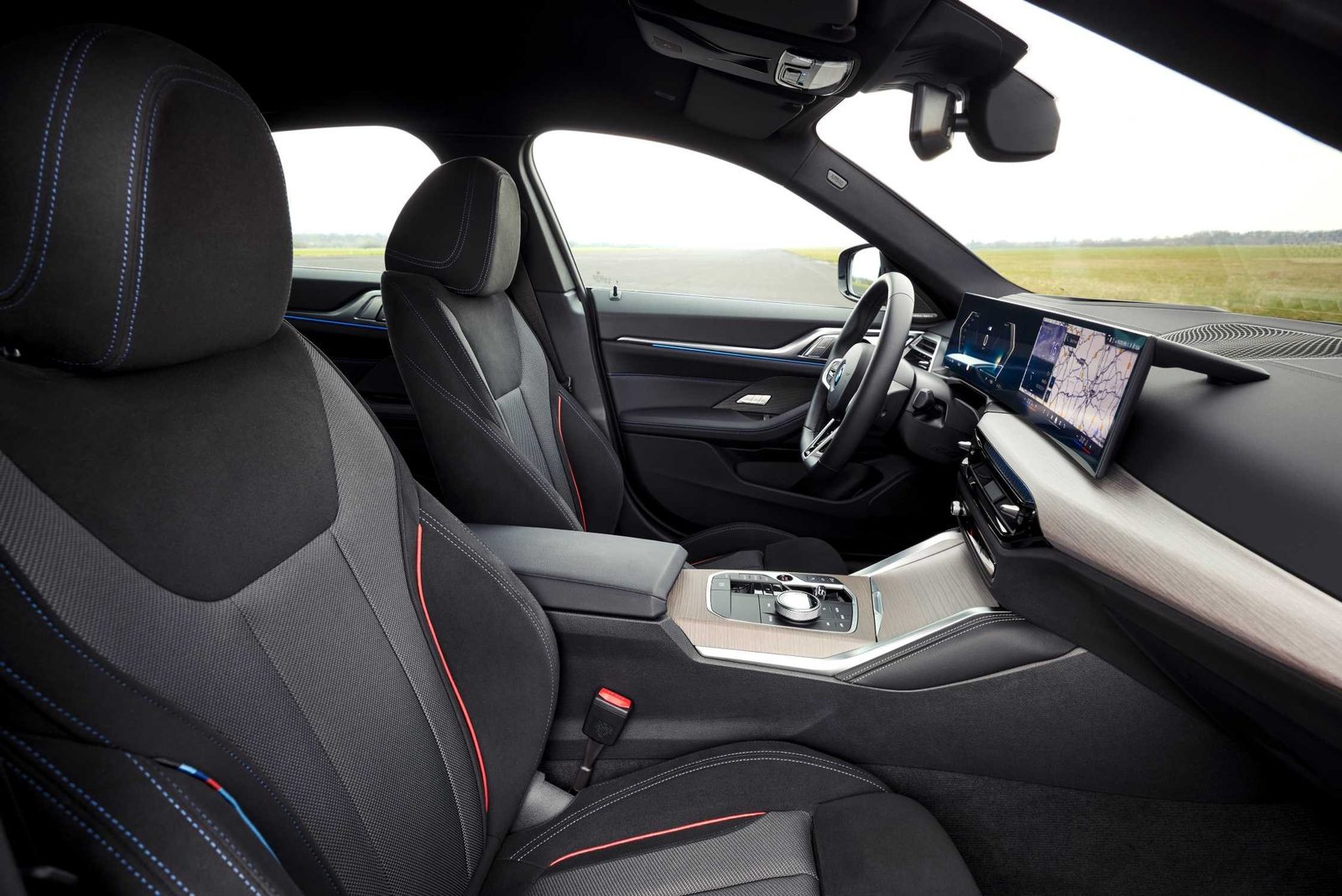 BMW i4 China 2025 — интерьер, второй ряд сидений, рынок internal_mvp
