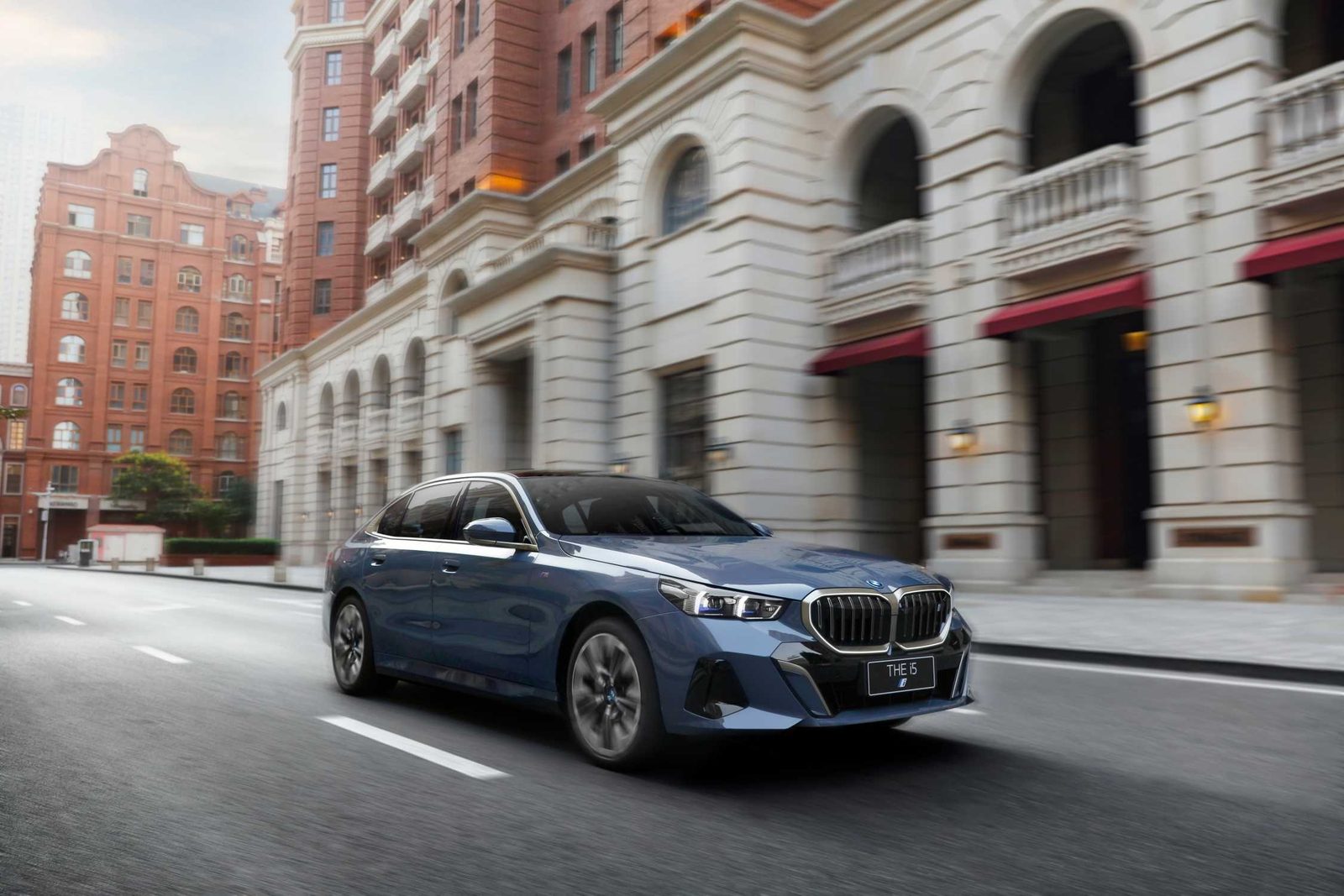 BMW i5 L China 2026 — экстерьер, front 3q city, рынок China