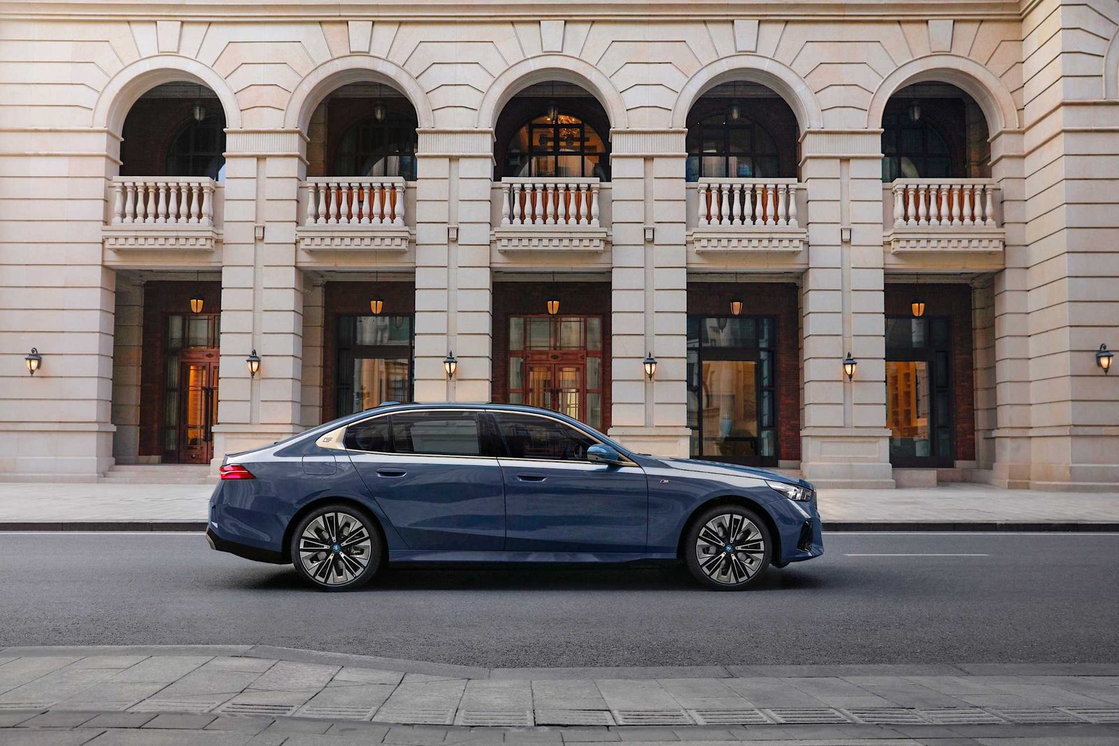 BMW i5 L China 2026 — экстерьер, side city, рынок China
