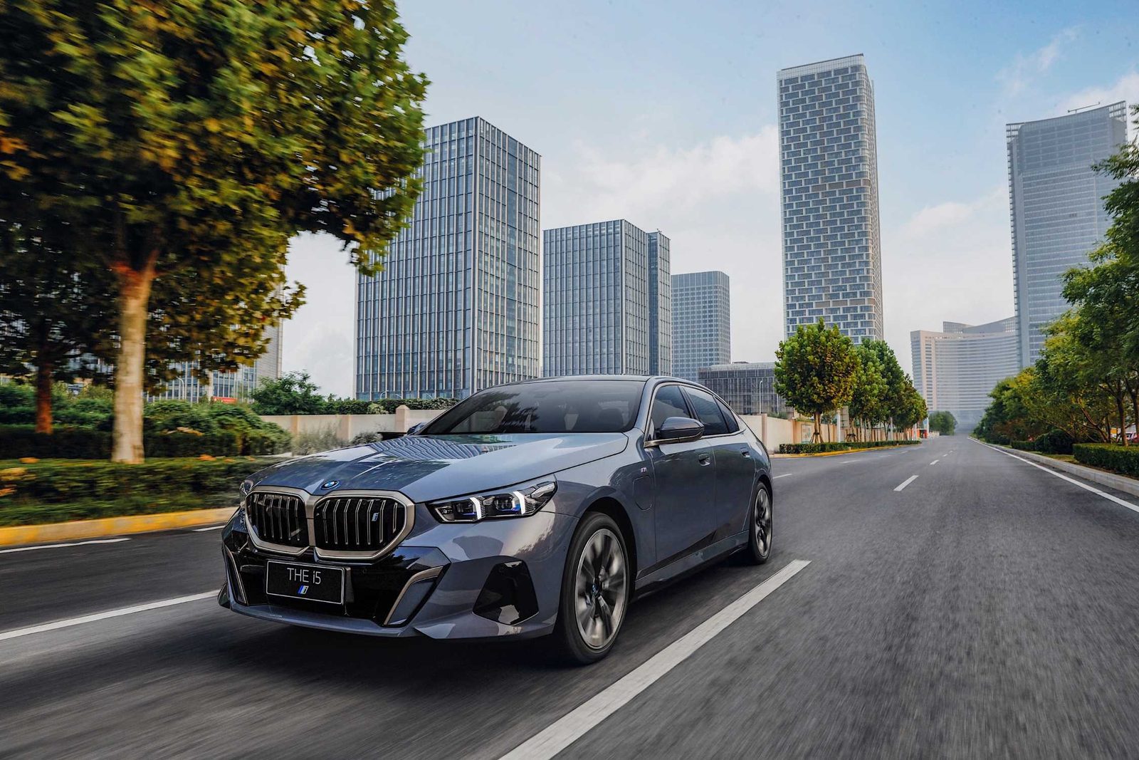 BMW i5 L China 2026 — экстерьер, front 3q urban, рынок China