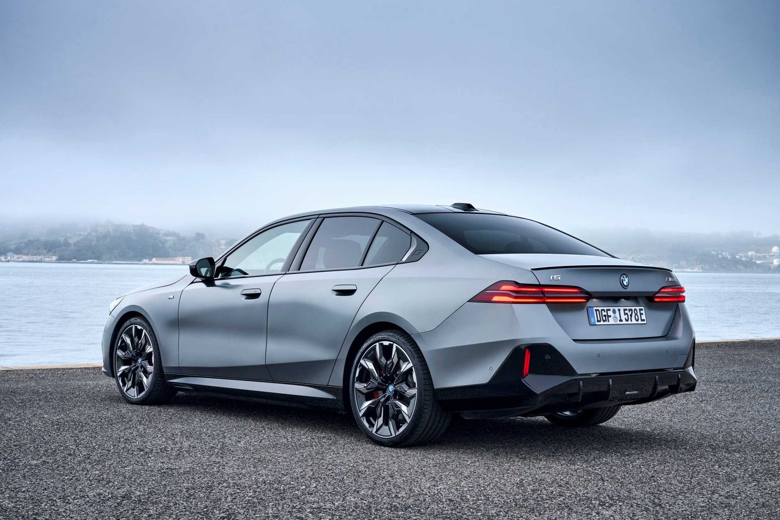 BMW i5 M60 xDrive Import China 2026 — экстерьер, вид спереди 3/4, рынок internal_mvp