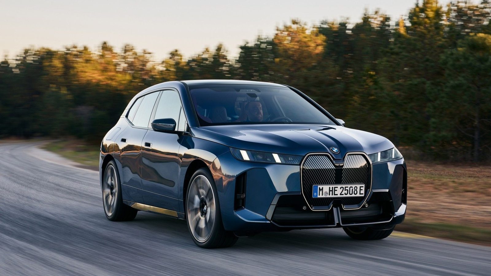 BMW iX China 2023 — главное фото модели, экстерьер, вид спереди 3/4, рынок internal_mvp