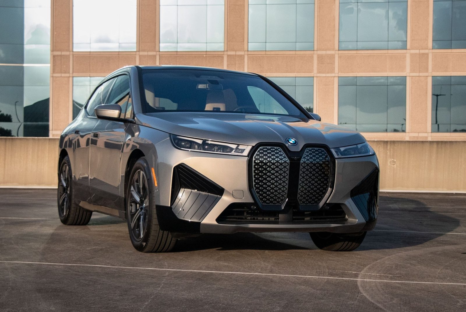 BMW iX China 2023 — экстерьер, вид сбоку, рынок internal_mvp