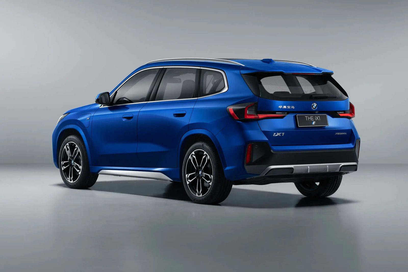 BMW iX1 China 2025 — главное фото модели, экстерьер, вид спереди 3/4, рынок internal_mvp