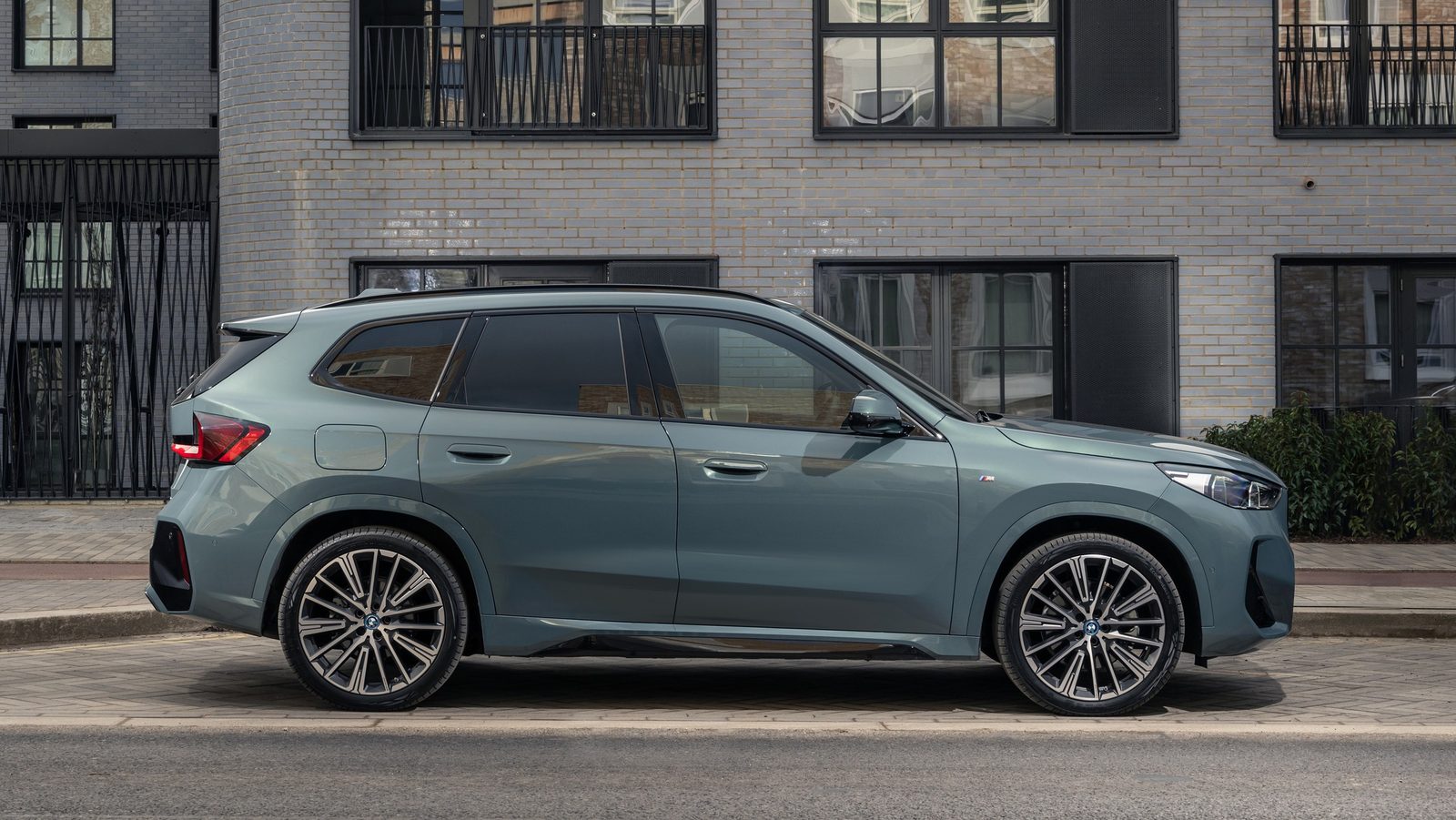 BMW iX1 China 2025 — экстерьер, вид сбоку