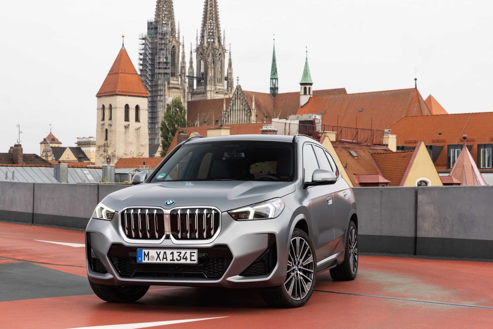 BMW iX1 China 2025 — экстерьер, вид спереди 3/4, рынок platform_family_reference