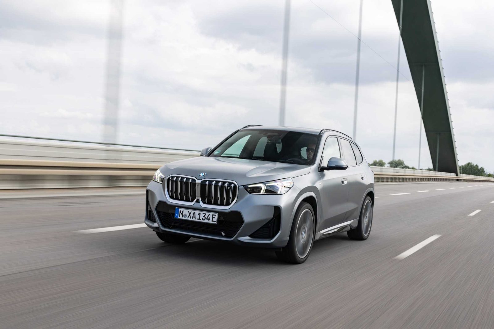BMW iX1 China 2025 — экстерьер, front 3q driving, рынок platform_family_reference