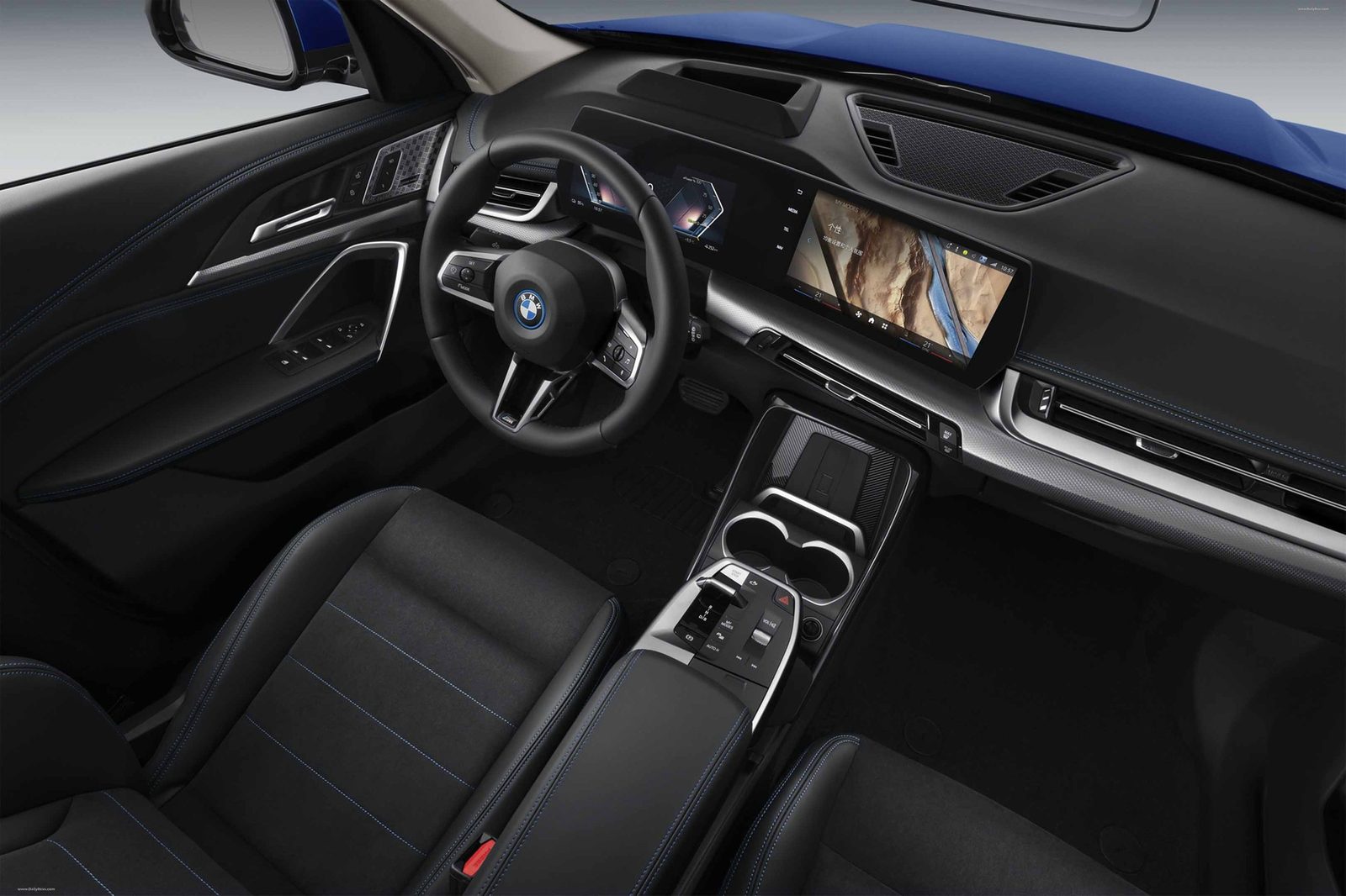 BMW iX1 China 2025 — главное фото модели, интерьер, передняя панель, рынок internal_mvp