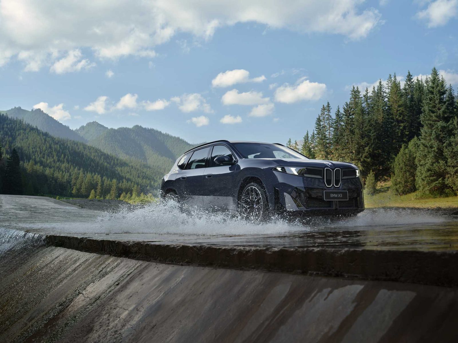 BMW iX3 Neue Klasse LWB 2026 — экстерьер, вид спереди 3/4, рынок China