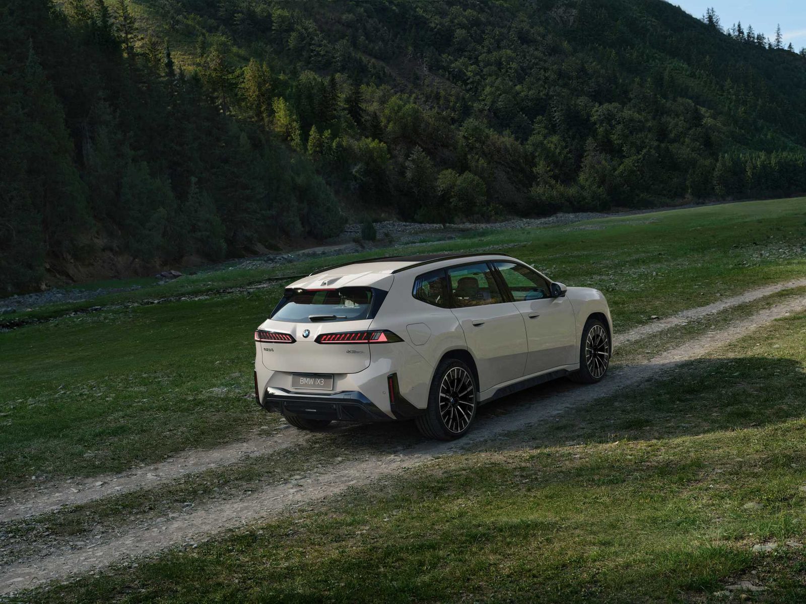 BMW iX3 Neue Klasse LWB 2026 — экстерьер, rear 3q mountain, рынок China