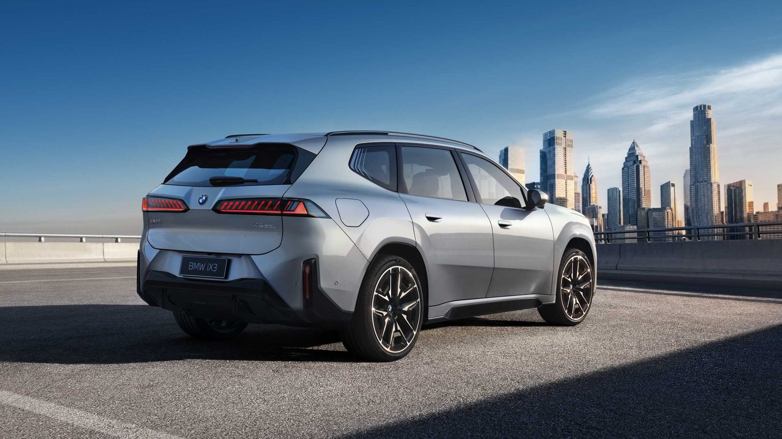 BMW iX3 Neue Klasse LWB 2026 — экстерьер, rear 3q city, рынок China