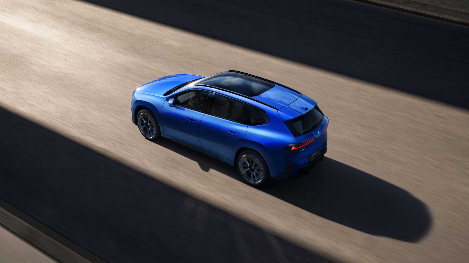 BMW iX3 Neue Klasse LWB 2026 — экстерьер, aerial rear 3q motion, рынок China