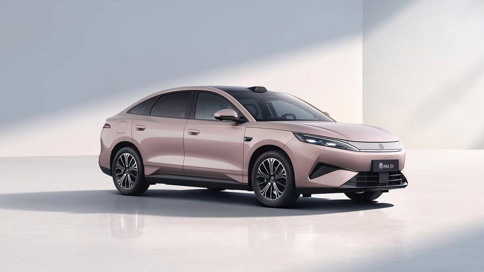 BYD Qin Max EV / DM-i 2026 — главное фото модели, экстерьер, front three quarter pink official preview, рынок China pre-launch/reference