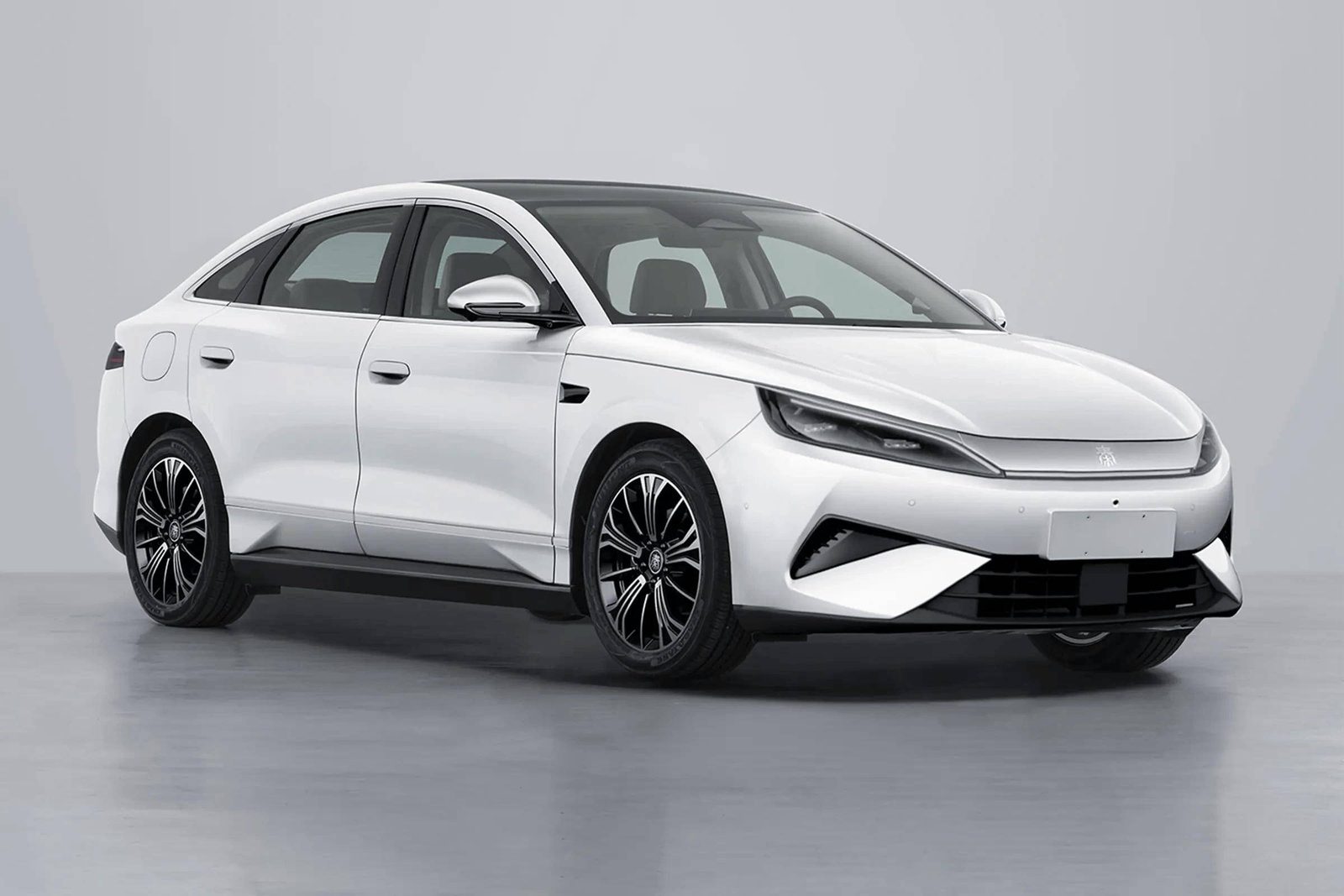 BYD Qin Max EV / DM-i 2026 — экстерьер, front three quarter white high resolution reference, рынок China launch/reference